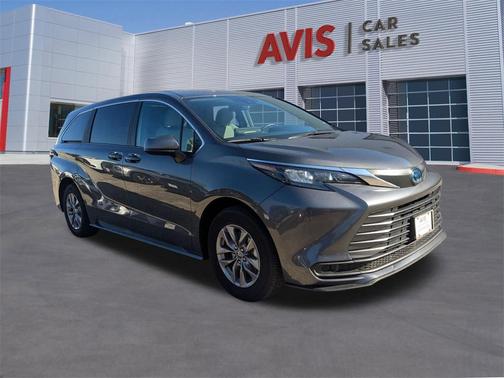 2025 Toyota Sienna LE