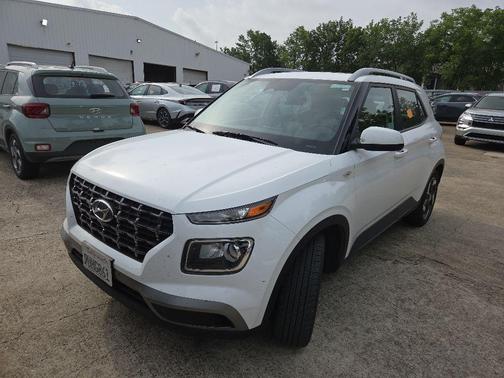 Lunar White 2025 Hyundai VENUE SEL