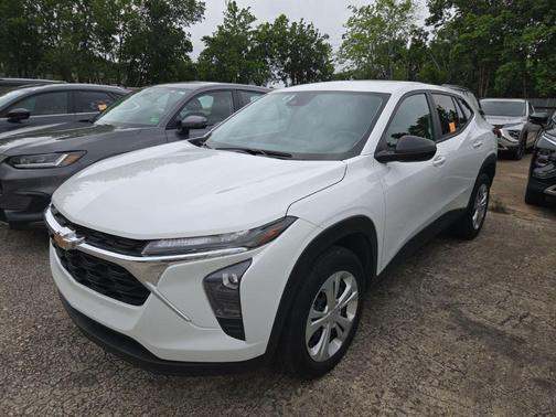 Summit White 2025 Chevrolet Trax LS