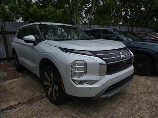 White Diamond 2025 Mitsubishi Outlander SE 2.5 2WD