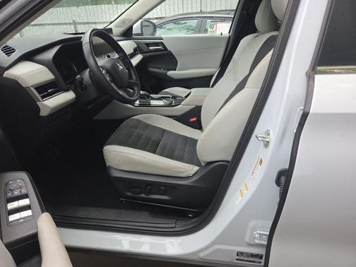 White Diamond 2025 Mitsubishi Outlander SE 2.5 2WD