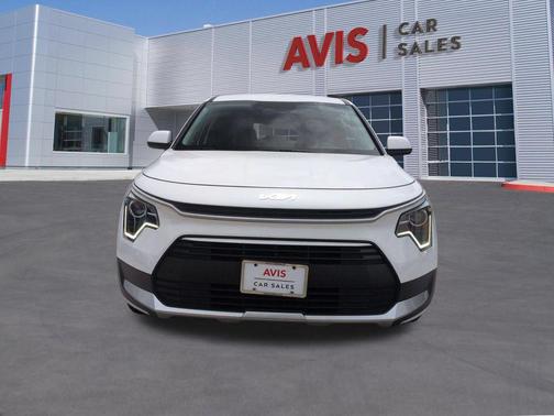 Snow White Pearl 2025 Kia Niro LX