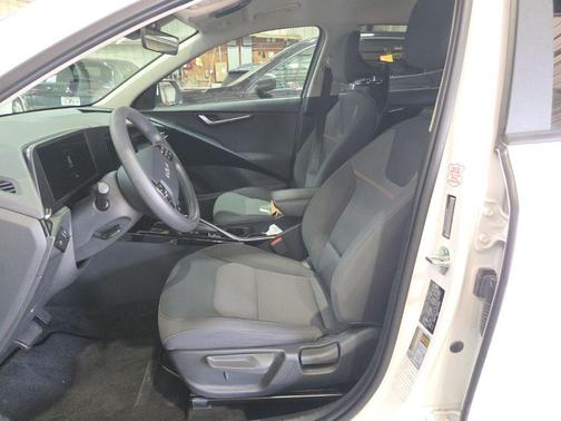 Snow White Pearl 2025 Kia Niro LX