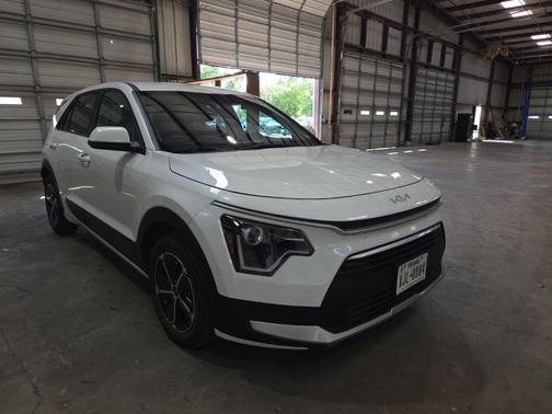 Snow White Pearl 2025 Kia Niro LX