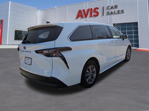 2025 Toyota Sienna LE