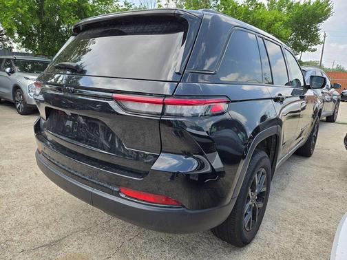 Diamond Black Crystal Pearlcoat 2025 Jeep Grand Cherokee Altitude