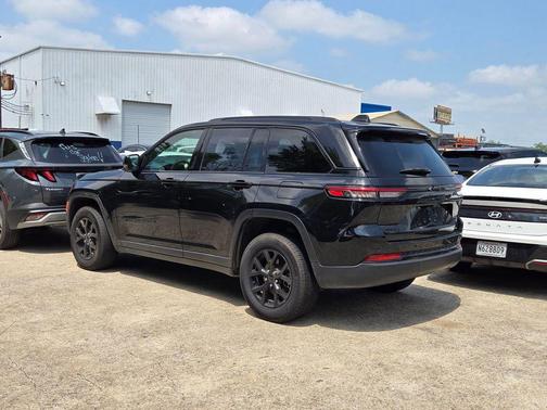 Diamond Black Crystal Pearlcoat 2025 Jeep Grand Cherokee Altitude