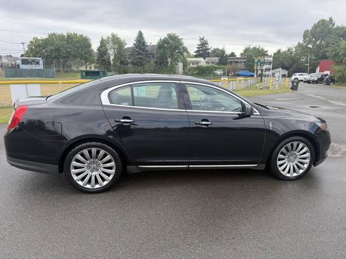 2016 Lincoln MKS Base