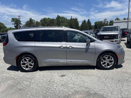 Billet Silver Metallic Clearcoat 2018 Chrysler Pacifica Limited