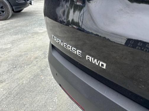 Mosaic Black Metallic 2021 Chevrolet Traverse LT Cloth