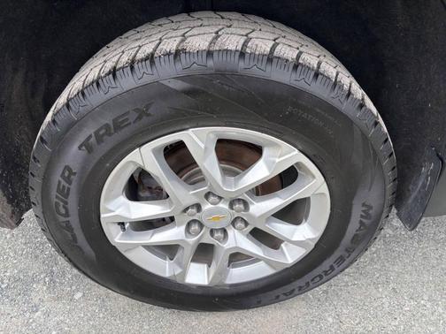 Mosaic Black Metallic 2021 Chevrolet Traverse LT Cloth