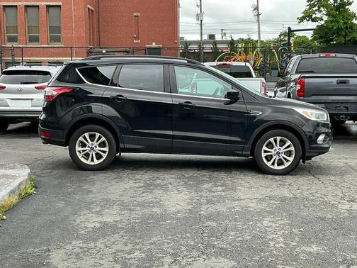 Black 2018 Ford Escape SE