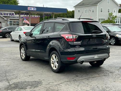 Black 2018 Ford Escape SE
