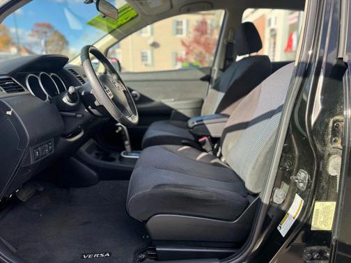 2011 Nissan Versa 1.8 SL