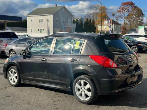 2011 Nissan Versa 1.8 SL