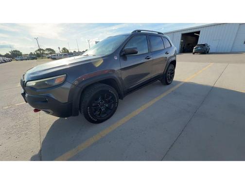 Granite Crystal Metallic Clearcoat 2020 Jeep Cherokee Trailhawk