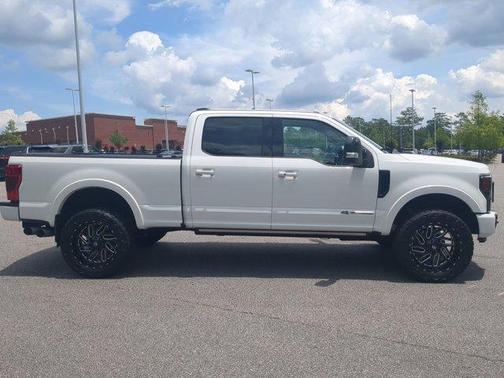 White 2022 Ford F-350 Lariat Super Duty
