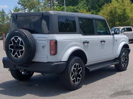 Oxford White 2026 Ford Bronco Outer Banks