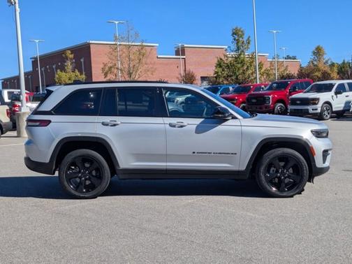 2023 Jeep Grand Cherokee LAREDO