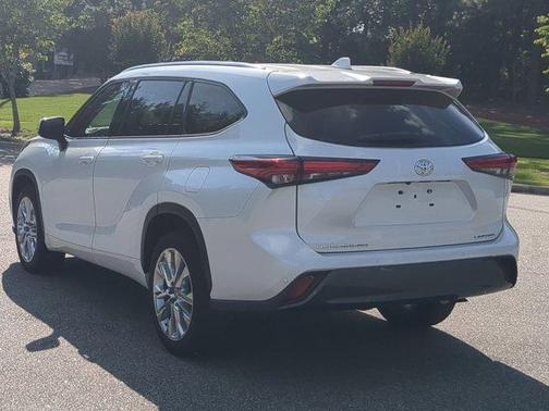 Pearl 2023 Toyota Highlander Limited