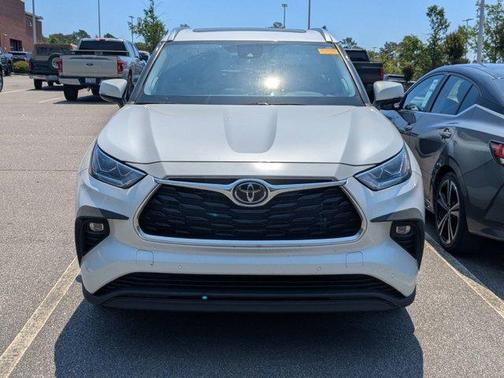 Pearl 2023 Toyota Highlander Limited