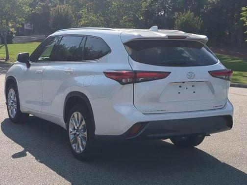 Pearl 2023 Toyota Highlander Limited