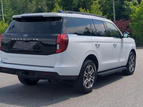 Oxford White 2025 Ford Expedition Active