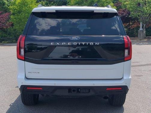 Oxford White 2025 Ford Expedition Active