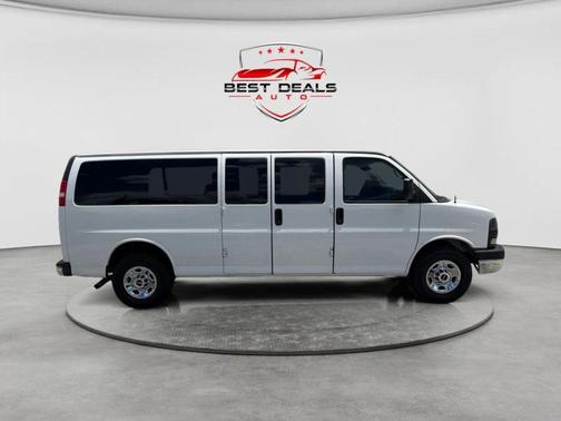 Summit White 2011 GMC Savana 3500 LT