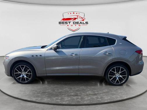 Bianco Alpi Pearlescent 2017 Maserati Levante S