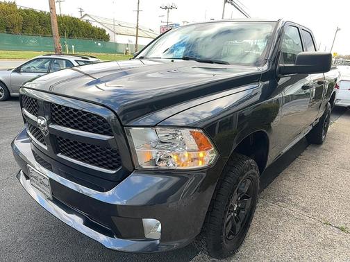 Brilliant Black Crystal Pearlcoat 2017 RAM 1500 Express
