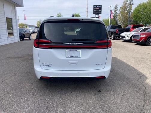 White 2023 Chrysler Pacifica Limited