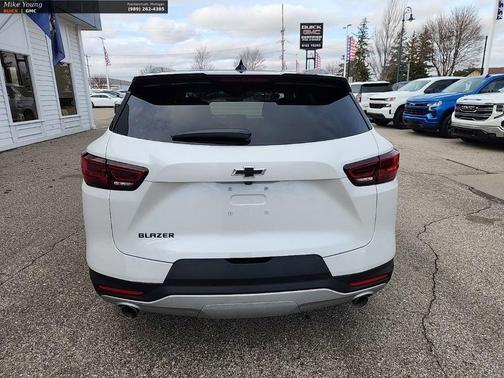 Iridescent Pearl Tricoat 2023 Chevrolet Blazer 2LT