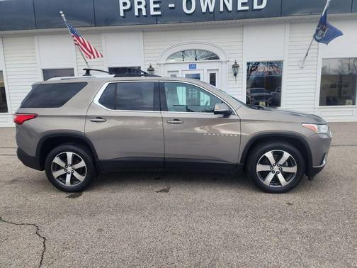 Pepperdust Metallic 2018 Chevrolet Traverse LT Leather
