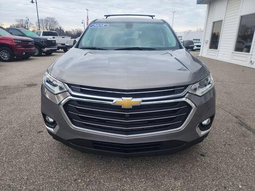 Pepperdust Metallic 2018 Chevrolet Traverse LT Leather