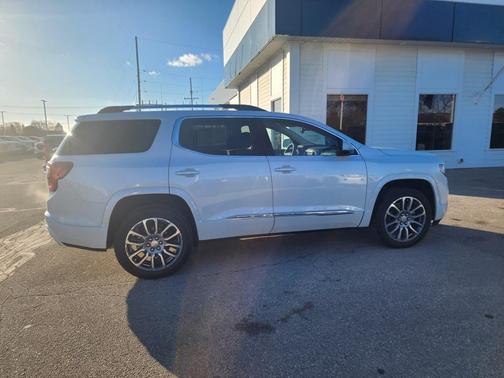 2023 GMC Acadia Denali