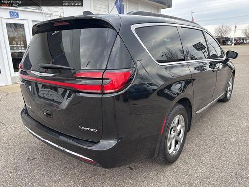 White 2023 Chrysler Pacifica Limited