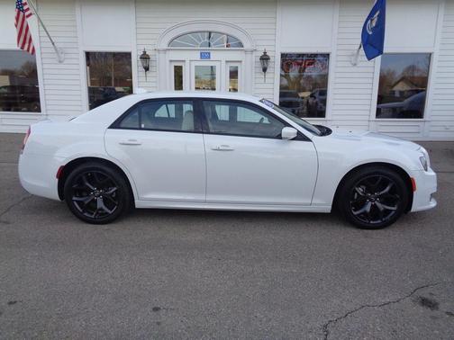 2023 Chrysler 300 Touring L
