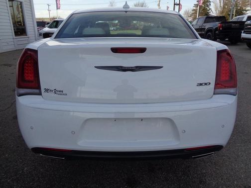 2023 Chrysler 300 Touring L