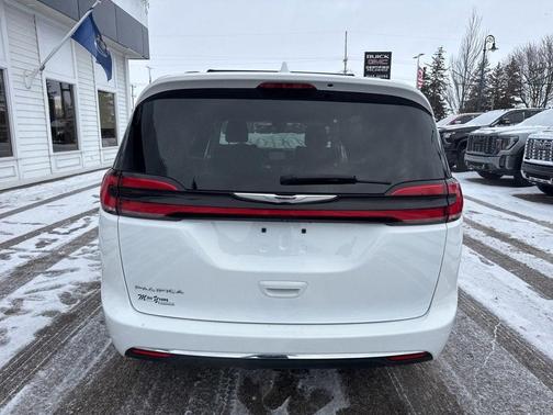 2022 Chrysler Pacifica Touring-L