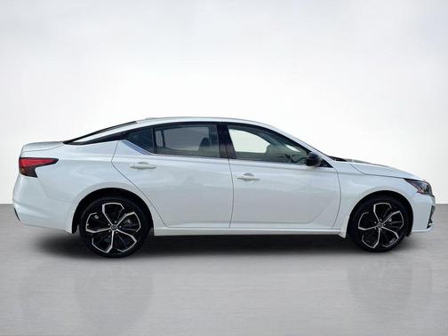 Pearl White Tricoat 2025 Nissan Altima SR AWD