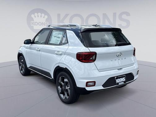 Lunar White w/Black Roof 2026 Hyundai VENUE SEL w/Two-Tone Roof