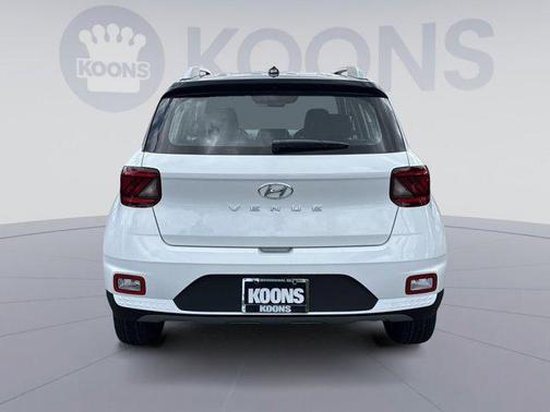 Lunar White w/Black Roof 2026 Hyundai VENUE SEL w/Two-Tone Roof