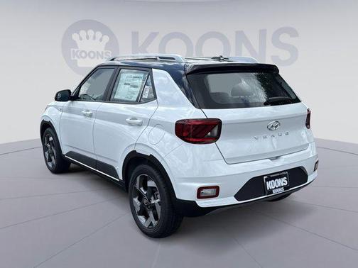Lunar White w/Black Roof 2026 Hyundai VENUE SEL w/Two-Tone Roof