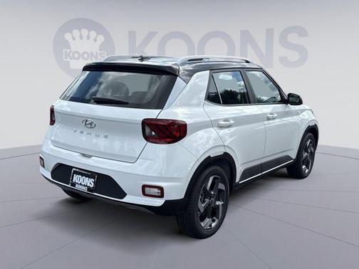 Lunar White w/Black Roof 2026 Hyundai VENUE SEL w/Two-Tone Roof