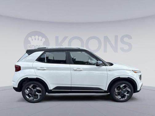 Lunar White w/Black Roof 2026 Hyundai VENUE SEL w/Two-Tone Roof