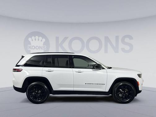 Bright White Clearcoat 2025 Jeep Grand Cherokee Altitude