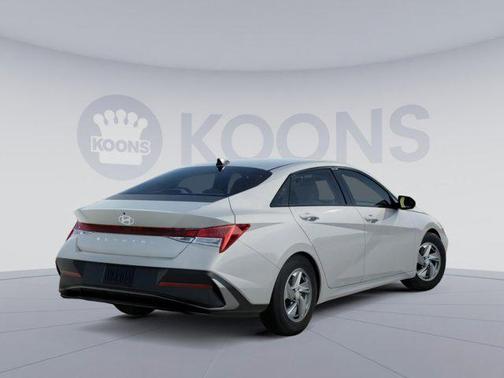 2025 Hyundai ELANTRA SE