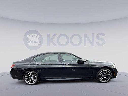 Black Sapphire Metallic 2022 BMW 740 i xDrive
