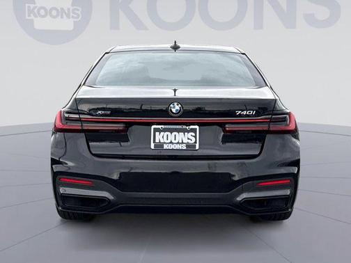 Black Sapphire Metallic 2022 BMW 740 i xDrive